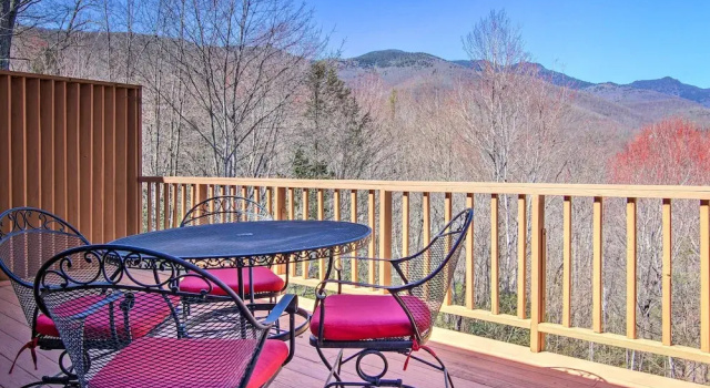 Furnished Deck + Mtn Views: Burnsville Cabin, Забронировать Дом для отпуска Маленькая Швейцария США
