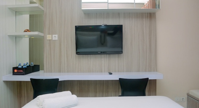 Homey and Cozy Living Studio Room at Tifolia Apartment By Travelio, Đặt Căn hộ Cilandak Jakarta