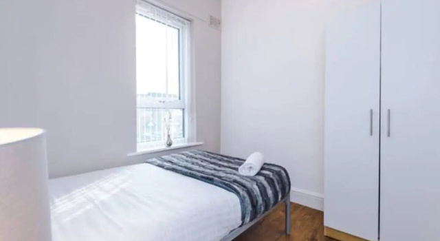 Spacious 4-Bed House Manchester, Забронировать Дом для отпуска Солфорд 