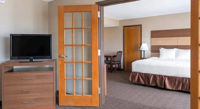Люкс AmericInn by Wyndham Cedar Rapids North