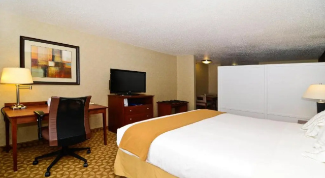 Двухместный люкс Holiday Inn Express Hotel & Suites Fort Atkinson by IHG