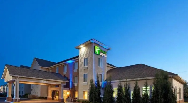 Четырёхместный номер Standard Holiday Inn Express Hotel & Suites Columbus by IHG