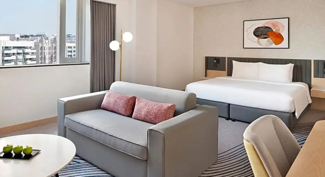 Двухместный полулюкс клубный Crowne Plaza Dubai Jumeirah