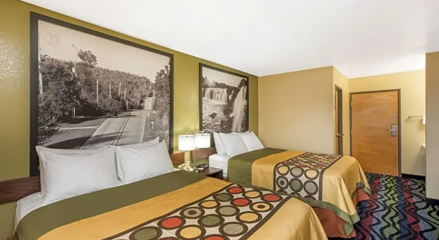 Четырёхместный номер Deluxe Super 8 by Wyndham Farmington