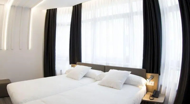 Кровать в общем номере Hotel Lux Santiago