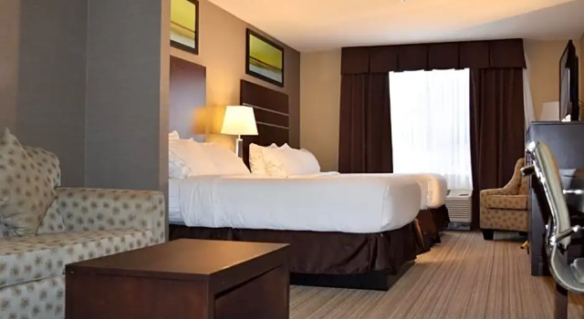 Четырёхместный номер Executive Holiday Inn Express Golden-Kicking Horse by IHG