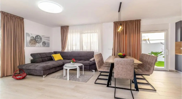 3 Bedroom Gorgeous Home In Linardici, Забронировать Отель Отели Брзак с парковкой, Парковка