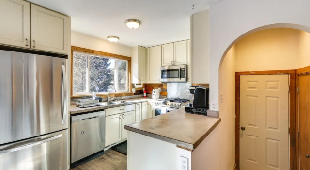 Коттедж с 2 комнатами 7 Mi to Downtown Denver: Lakewood Gem w/ Deck!