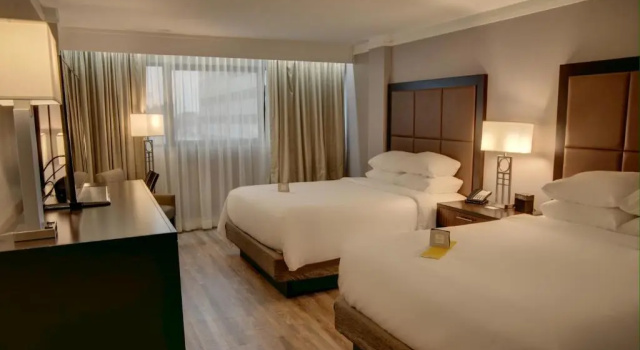 Четырёхместный номер Standard Crowne Plaza Knoxville Downtown University by IHG