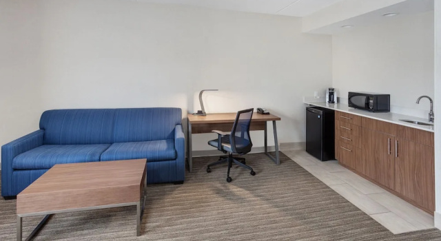 Люкс c 1 комнатой Holiday Inn Express Hotel & Suites Providence-Woonsocket by IHG