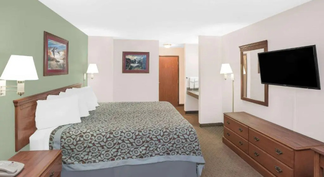 Четырёхместный номер Standard Days Inn & Suites by Wyndham Brinkley