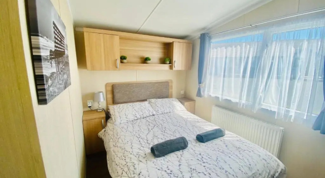 B47 Caravan Seven Bays, Book Hotel Padstow Cornwall