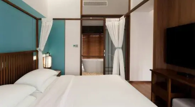 Люкс Luxury с балконом Luoyang YunHuaLi Intangible Cultural Heritage Art Homestay