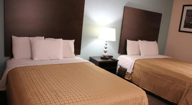 Четырёхместный номер Standard Sterling Inn near IAG Airport