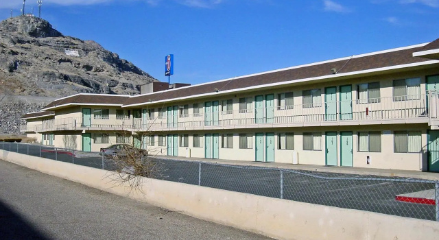 Кровать в общем номере Motel 6 Wendover