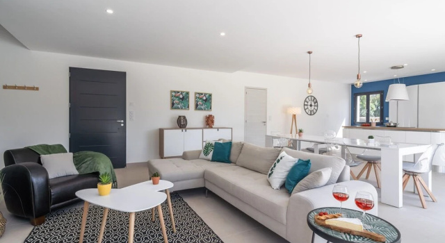 Villa With air Conditioning and Heated Private Swimming Pool in Enclosed Garden Near Beaufort, Rezerwuj Willa Montady Langwedocja-Roussillon