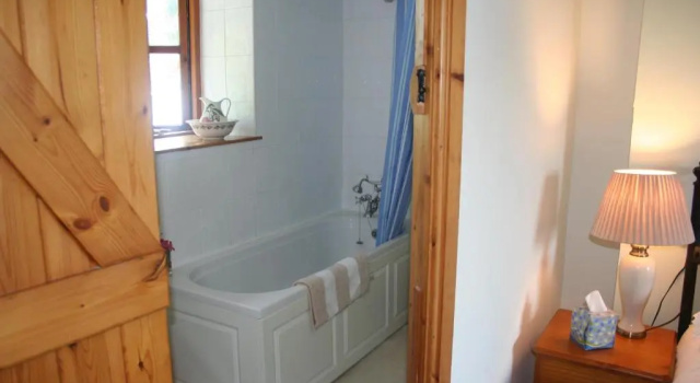 Barn Cottage - Farm Park Stay with Hot Tub, BBQ & Fire Pit, Забронировать Фермерский дом Суонси 
