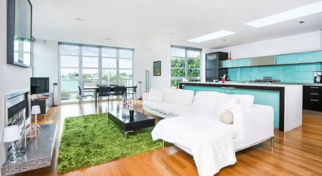 Designer Three Bedroom Home with Harbour Views, Забронировать Отель Отели региона Окленда с парковкой, Парковка