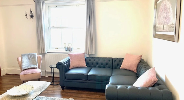 Коттедж The Farmhouse - Sleeps 12 with Private Grounds