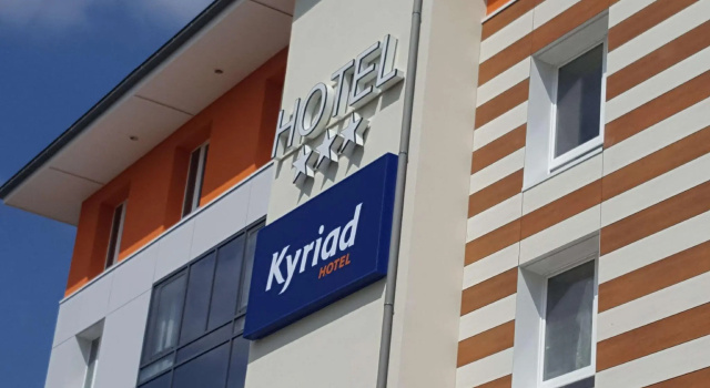 Кровать в общем номере Kyriad Pontarlier