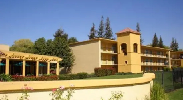 Кровать в общем номере Howard Johnson by Wyndham Sacramento Downtown