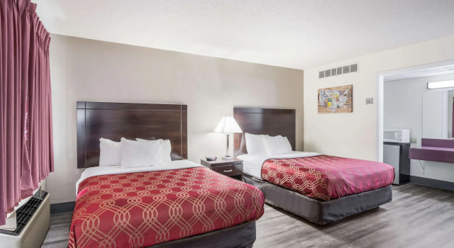 Четырёхместный номер Standard Econo Lodge Cameron