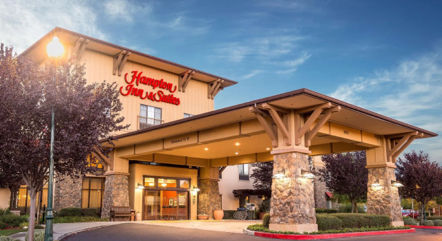 Четырёхместный люкс Hampton Inn & Suites Windsor-Sonoma Wine Country