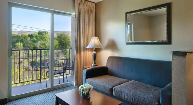 Двухместный люкс с видом на реку Oxford Suites Yakima