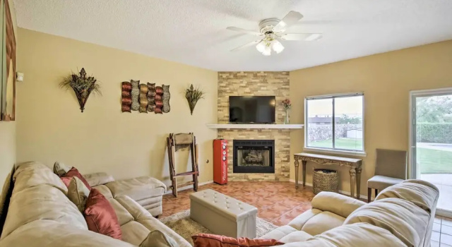 El Paso Retreat w/ Pool: 11 Mi to Downtown!, Buchen Sie Ferienhaus Ferienhäuser in El Paso, Cottage