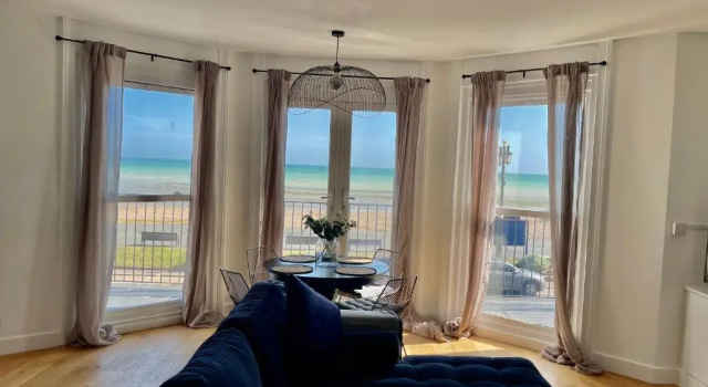 Seaview Flat with Balcony, Spacious 2 Bedroom