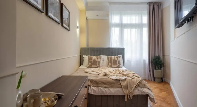 Romanian Athenaeum Flat - Refined 3BR Steps from Calea Victoriei