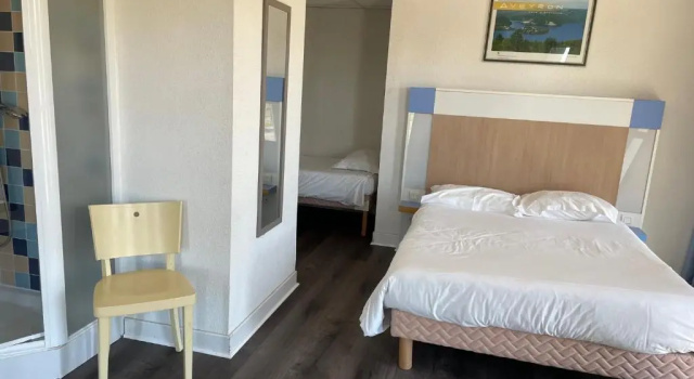Трёхместный номер Standard The Originals Access, Hôtel Millau Sud