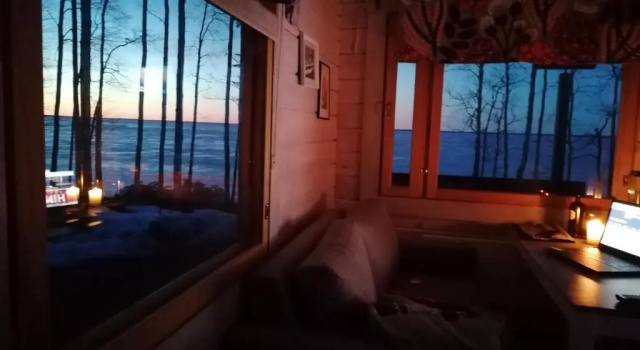 Mukava pieni 2-4h mökki min 2 vrk Saimaan rannalla, poreallas, puusauna, Wi-Fi, Smart TV, Book Hotel Nyslott Eastern Finland