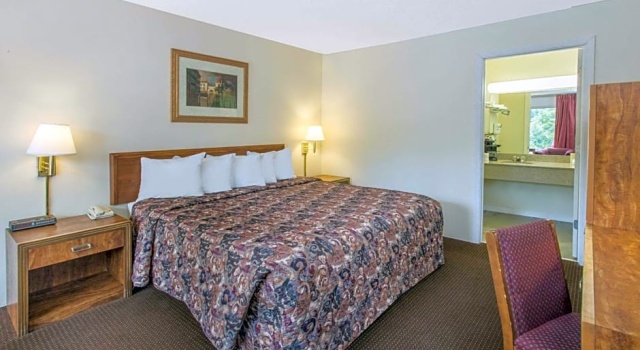 Номер Standard Days Inn by Wyndham Dubuque