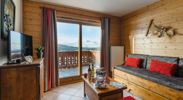 Кровать в общем номере с 2 комнатами с балконом Lagrange Vacances Le Village des Lapons