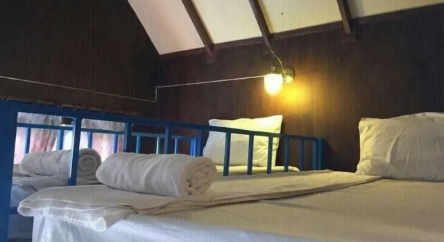 Кровать в общем номере Phangan Cottage
