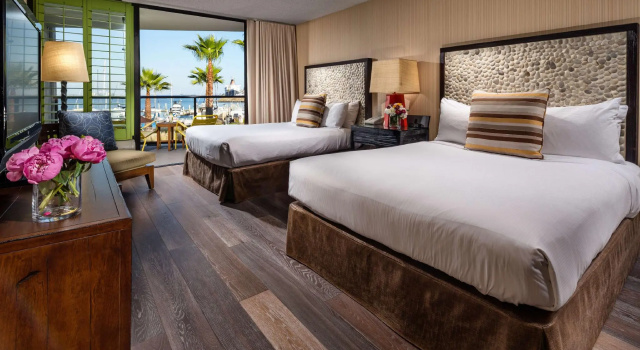 Четырёхместный номер Standard с балконом и с видом на воду Hotel Maya
