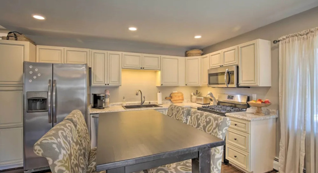 Stylish Pine Plains Home Near Parks & Hiking!, Book Feriehus Tivoli USA