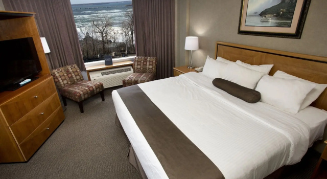 Oakes Hotel Overlooking the Falls
