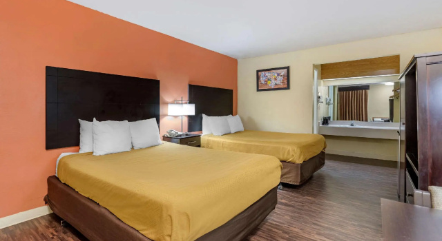 Четырёхместный номер Standard Econo Lodge Urbandale
