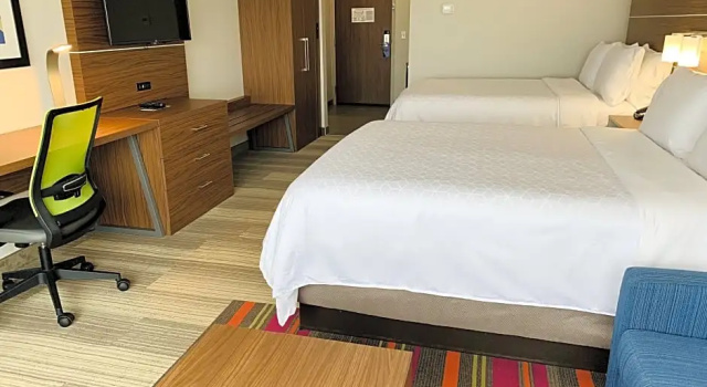 Четырёхместный люкс Holiday Inn Express & Suites Moore by IHG