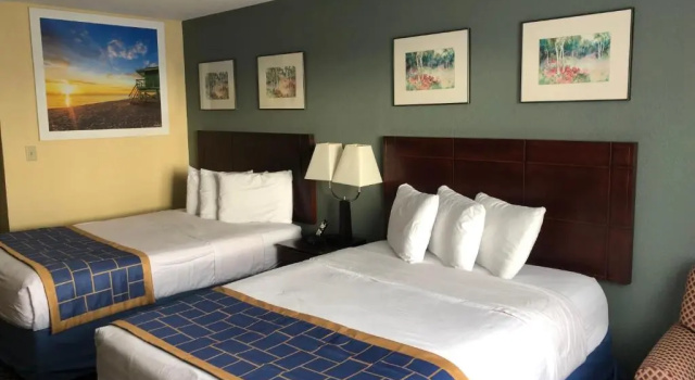 Четырёхместный номер Standard Days Inn & Suites by Wyndham Stevens Point