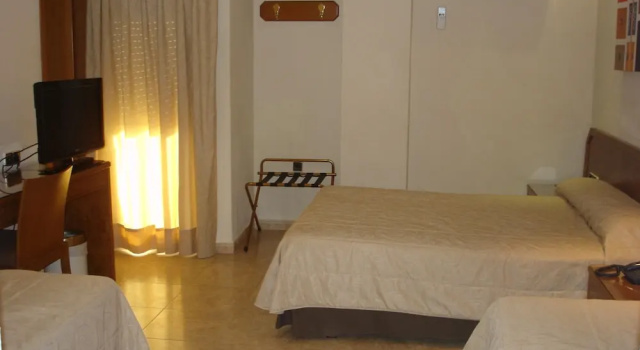 Трёхместный номер Standard с балконом Hostal Moreno