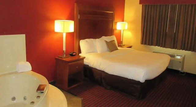 Двухместный люкс Quality Inn & Suites
