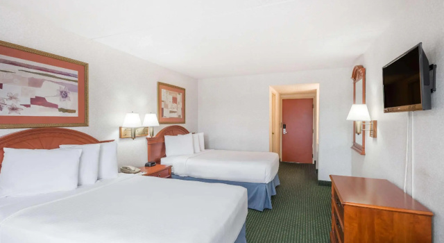 Четырёхместный номер Standard Clarion Pointe Near Erie Casino