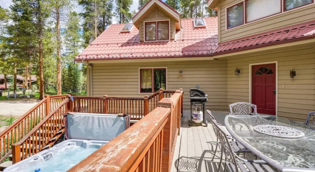 Pet-friendly Breckenridge Home w/ Hot Tub!, Забронировать Дом для отпуска Виллы Брекенридж, Вилла