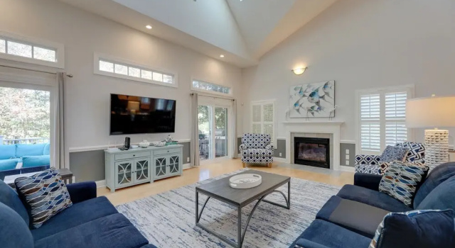 Theater Room & Deck at Massive Salt Pond Home, Забронировать Дом для отпуска Сидар Нек США