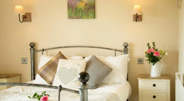 Accommodation Bristol Airport, Book Bed and Breakfast Redhill 