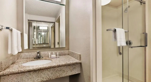 Номер Standard Courtyard by Marriott Tulsa Central