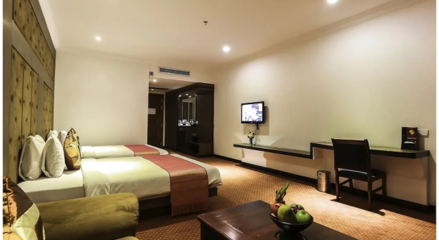 Трёхместный номер Superior с балконом и с красивым видом из окна Angkor Howard Hotel